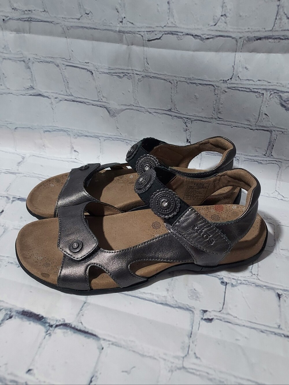 TAOS Eden 2 Silver Pewter Gray Size 9 Strappy Flat Comfort Sandals
